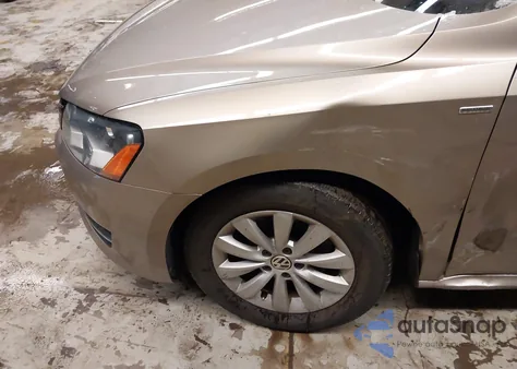 2015 Volkswagen Passat 1.8T Wolfsburg Edition z USA, uszkodzony, nr VIN 1VWAT7A37FC048547